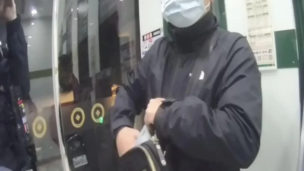 經員警現場向卡片所屬銀行查證,竟發現3張卡片均非徐男名字