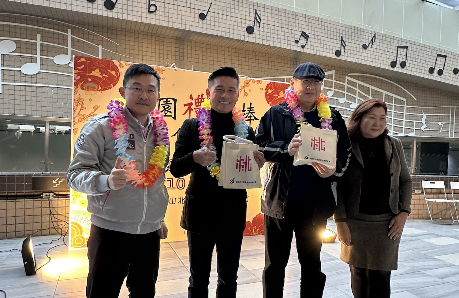 「桃園禮好棒–年貨市集」周末在台北市中山爵士廣場舉辦,圖左至右為桃園市工商發展投資策進會執行長王智弘、台北市議會議長戴錫欽、台北捷運公司董事長趙紹廉。圖/主辦單位提供