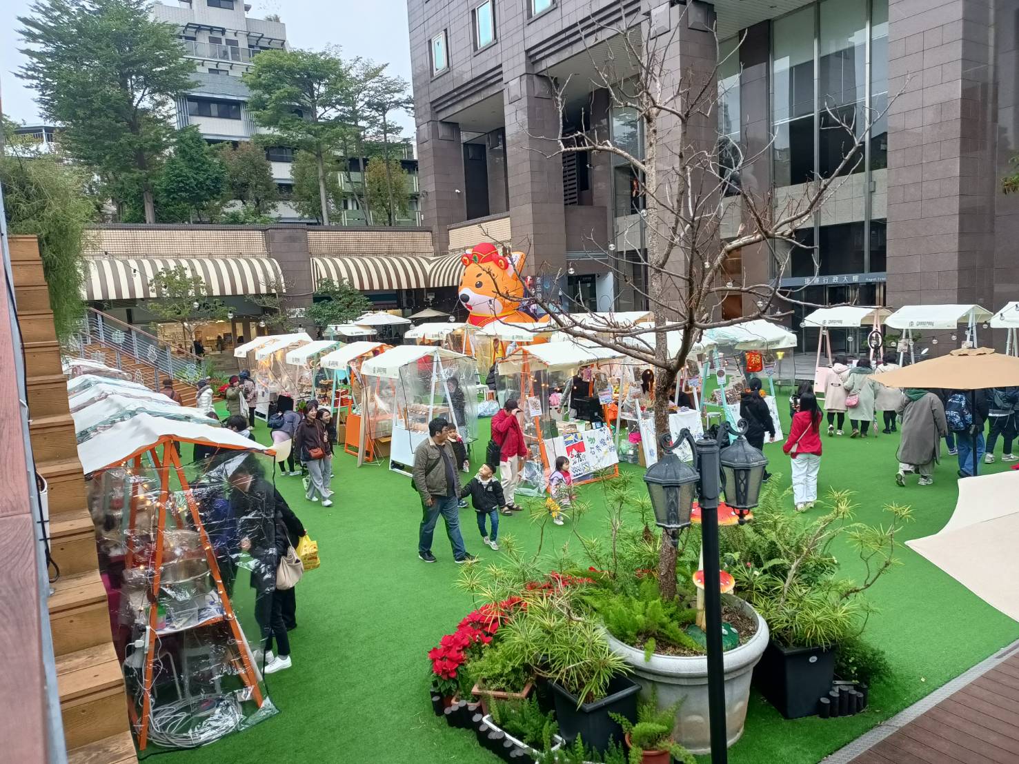 市集現場熱鬧,吸引不少民眾參與,並品嘗桃園各地帶來的特色產品。圖/主辦單位提供