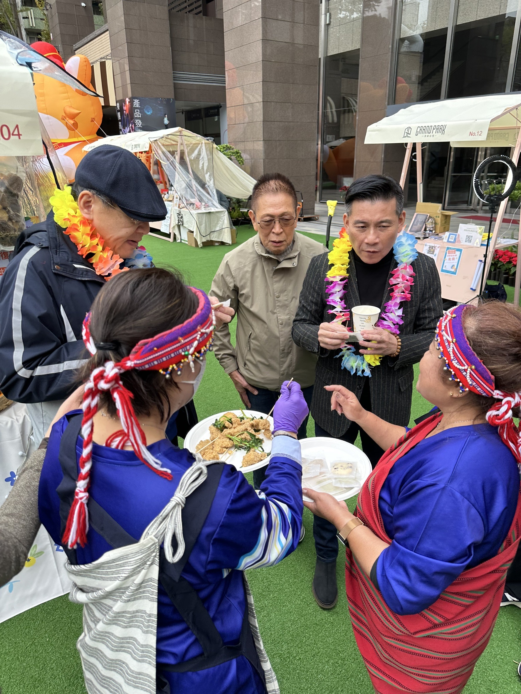 桃園市原住民商家首次參與外縣市銷售活動,帶來傳統特色美食、很受民眾歡迎。圖/主辦單位提供