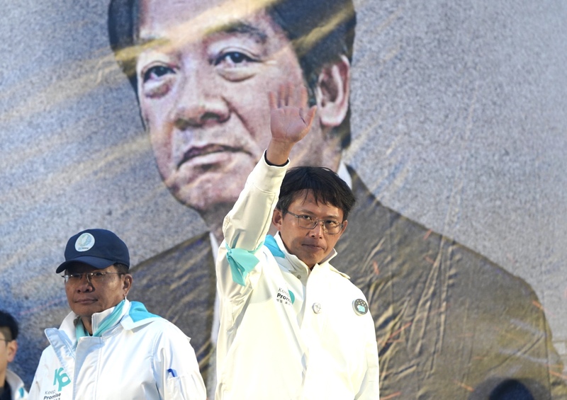 民眾黨司法節集會 黃國昌向群眾揮手致意 台灣民眾黨「111釘孤枝!萬人捍衛司法正義」活動11日在自由廣場登場,民眾黨代理主席黃國昌(右)壓軸登場,向現場所有支持者揮手致意。 圖/中央社