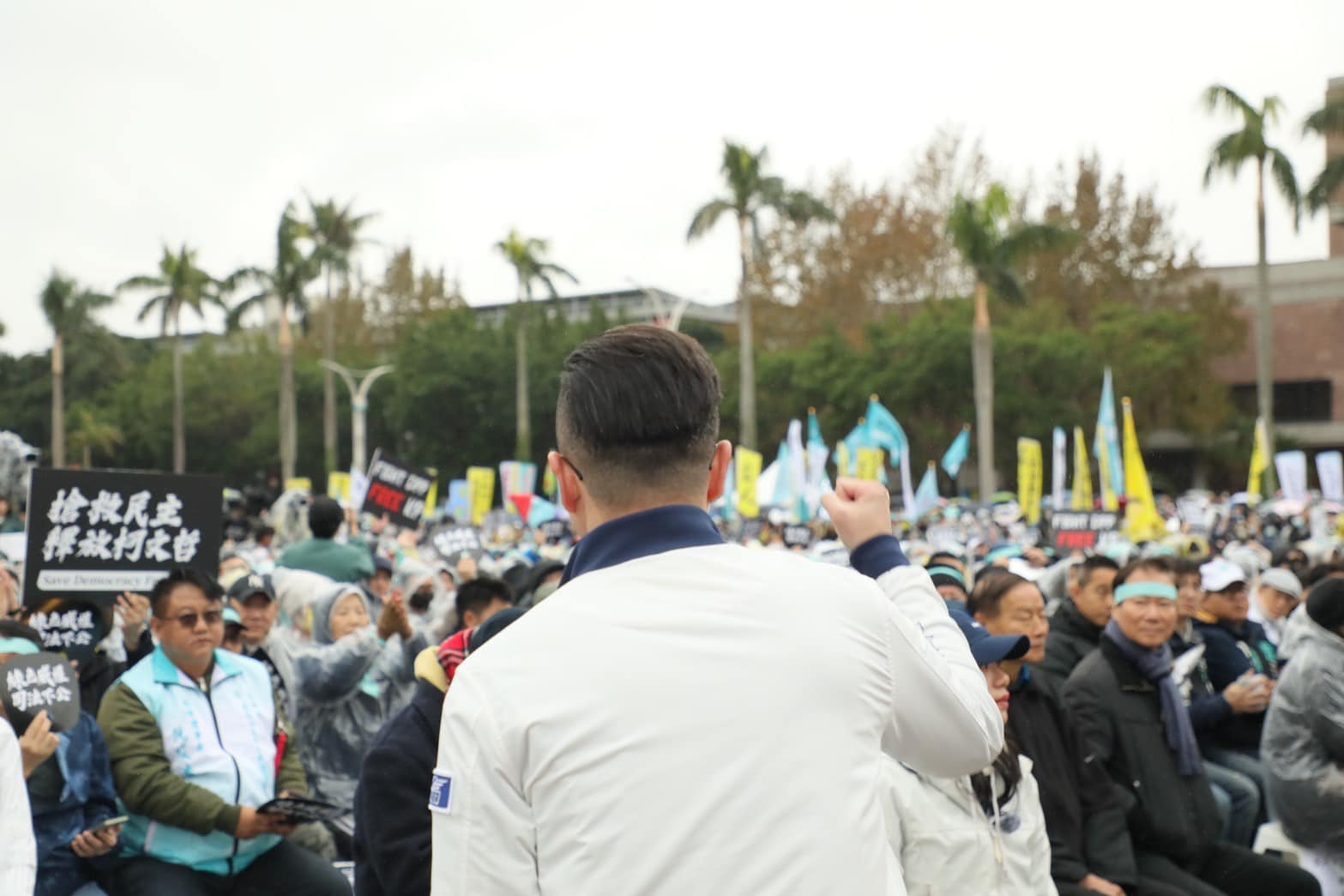 國民黨除17藍委出席「釘孤枝」,國民黨副秘書長江俊霆率中央黨部幹部、及智庫副執行長凌濤(背對鏡頭)等人力挺。圖/取自凌濤臉書