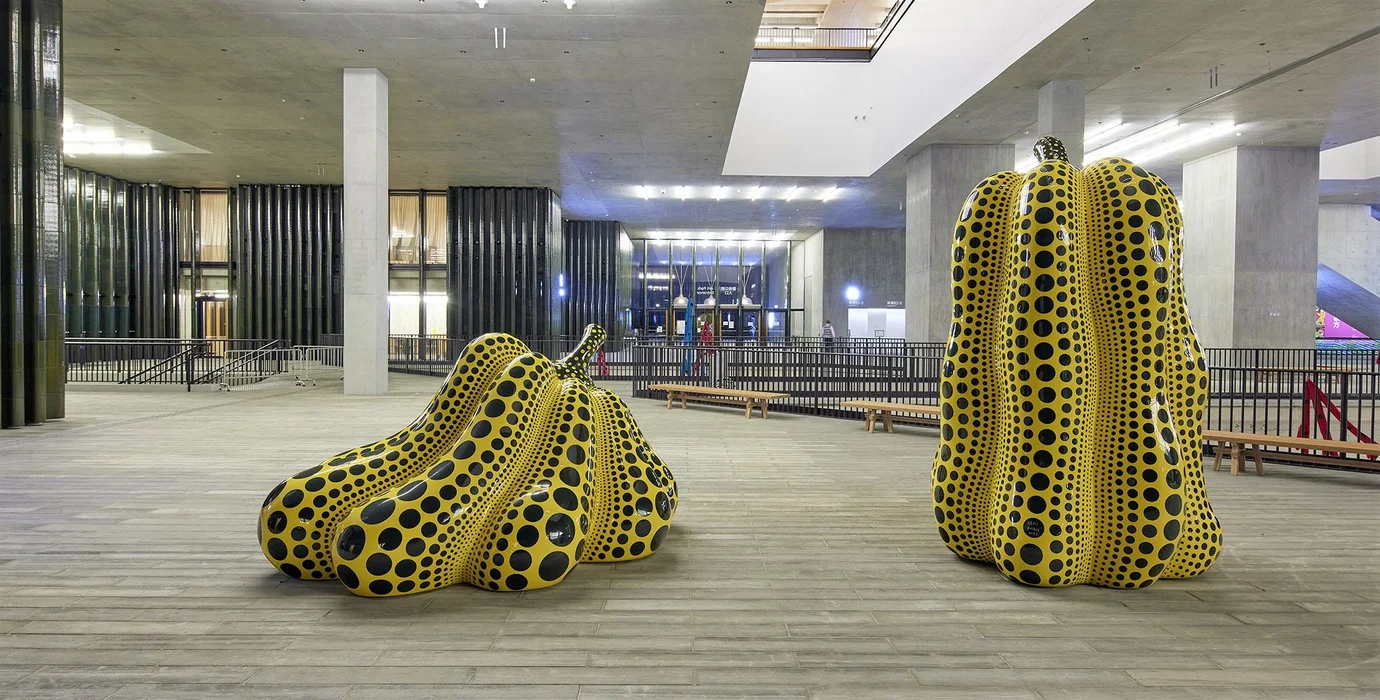 草間彌生在香港M+展後,圖中的《南瓜》拍賣價竟高達台幣約5848萬,讓拍賣行驚覺「非常瘋狂」。圖/取自M+官網