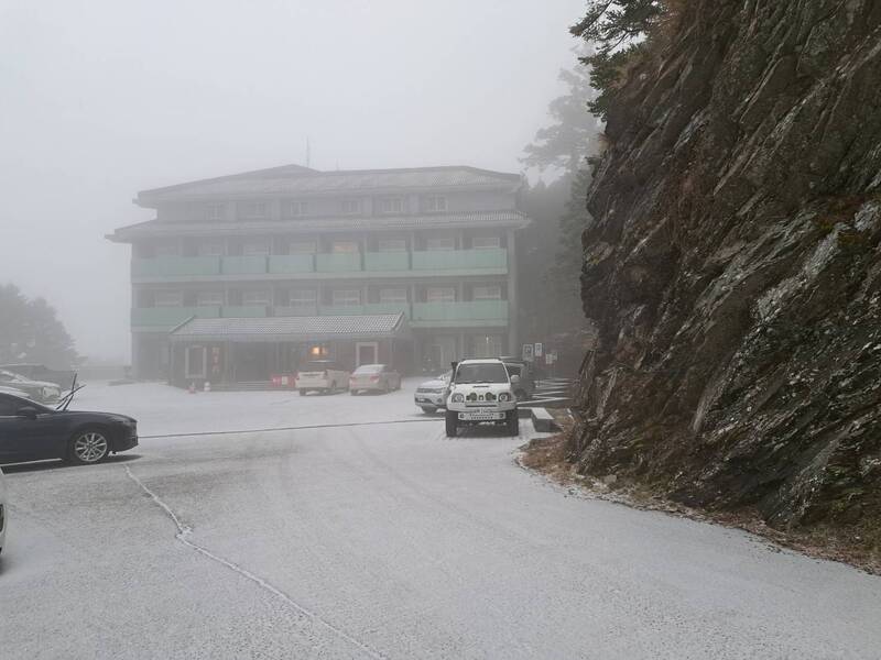 強烈大陸冷氣團影響搭配水氣,合歡山10日凌晨起陸續下冰霰,合歡山松雪樓前方廣場有明顯積雪結冰。(林業及自然保育署南投分署提供)圖/中央社