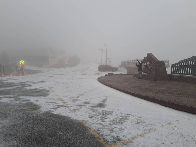 合歡山10日凌晨起陸續下冰霰,清晨路面邊坡已有明顯積雪結冰。(林業及自然保育署南投分署提供)圖/中央社