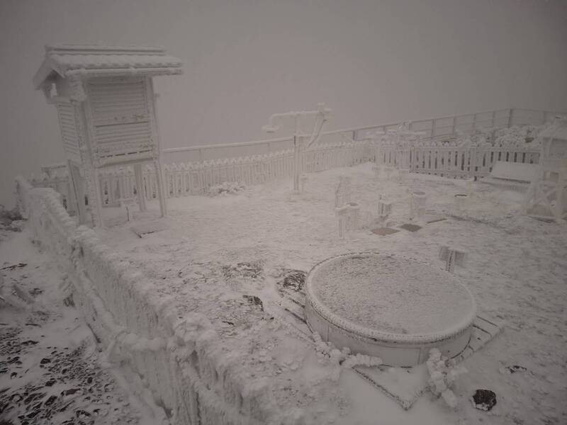 中央氣象署觀測,強烈大陸冷氣團發威,10日晚間玉山降雪,截至11日清晨6時多量測,雪深約0至3公分。 (氣象署提供)圖/中央社