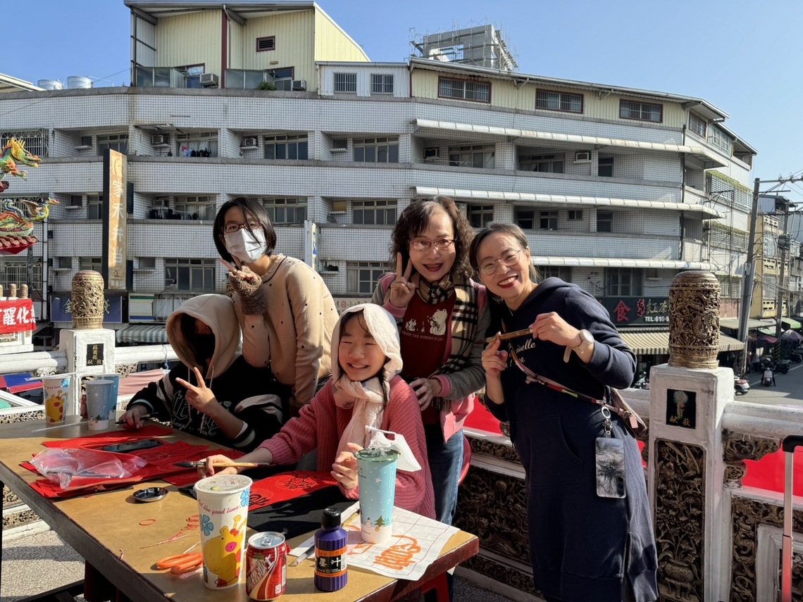 漾新聞|不用名家,學生也可以!燕巢國中學生社區寫春聯共寫了2刀的紙 好受歡迎!