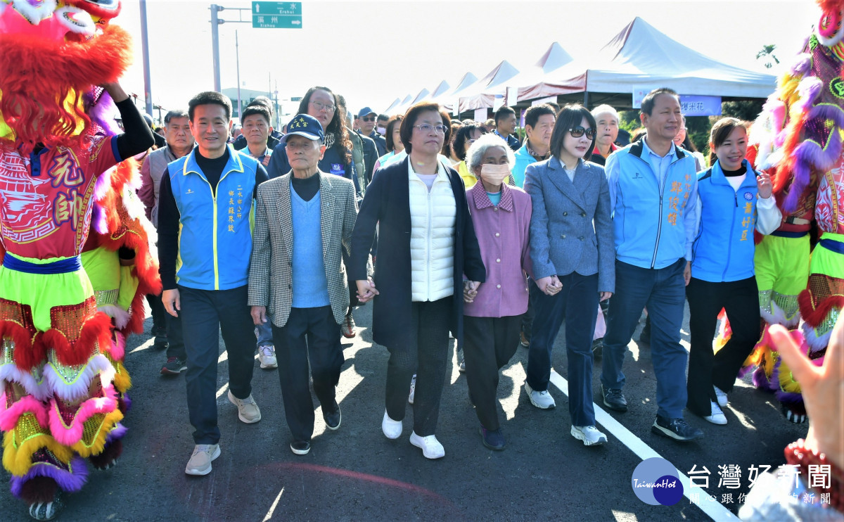 彰化縣長王惠美、交通部公路局中區養護工程分局彰化工務段長廖志彬、經濟部水利署第四河川分署秘書黃文郁、及立委陳素月、謝衣鳯等人,共同參與完工通車典禮,會後還與91歲與86歲耆老-起健走。圖/記者鄧富珍翻攝