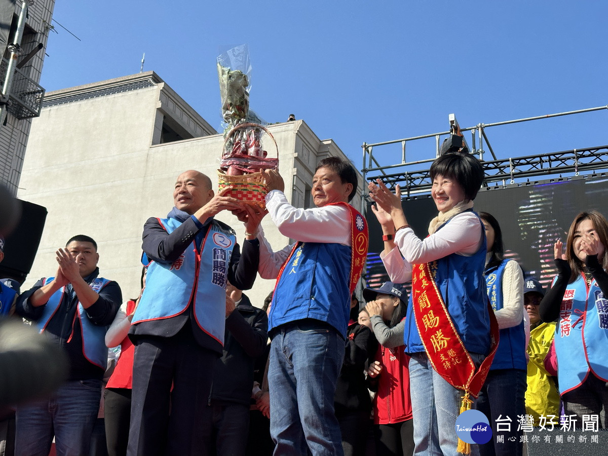 韓院長贈好彩頭祝勝利。(記者扶小萍攝)
