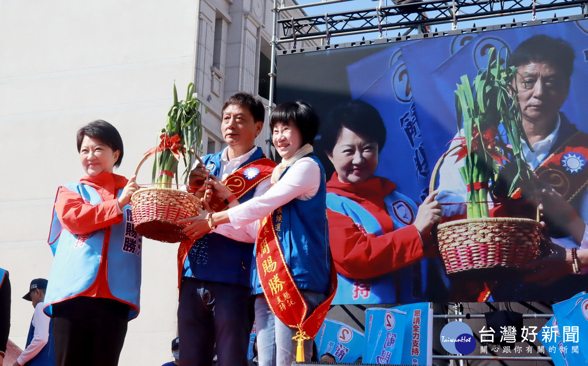 盧秀燕市長也送中蒜頭祝當選。(記者扶小萍攝)