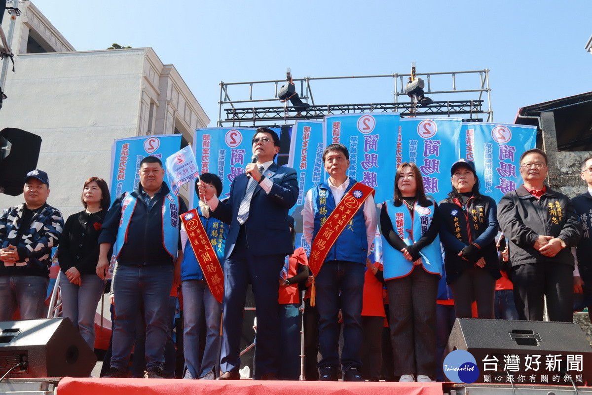 謝龍介推薦簡賜勝腳踏實地做事。(記者扶小萍攝)