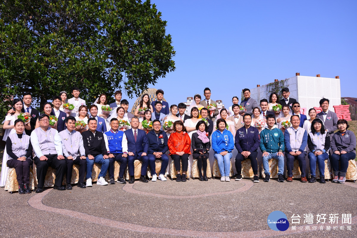114年嘉義市第43屆市民集團結婚今天在「森林之歌」舉行甜蜜婚禮，由嘉義市長黃敏惠擔任證婚人、嘉義市議會議長陳姿妏擔任主婚人／嘉義市府提供