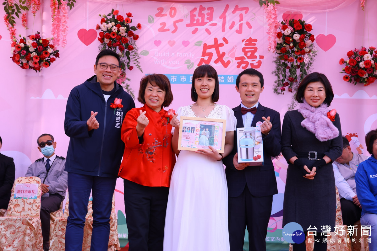 114年嘉義市第43屆市民集團結婚今天在「森林之歌」舉行甜蜜婚禮,由嘉義市長黃敏惠擔任證婚人、嘉義市議會議長陳姿妏擔任主婚人/嘉義市府提供