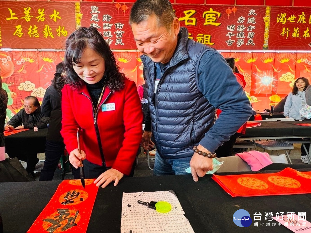 芳苑鄉舉辦「小龍接福送春聯 躍動芳苑藝起來」 名師揮毫展現傳統文化的深厚魅力