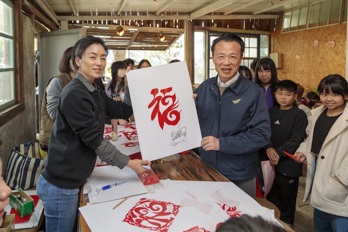 嘉義縣長翁章梁發紅包與弱勢家庭兒少圍爐迎蛇年 小衛星兒少據點除舊佈新