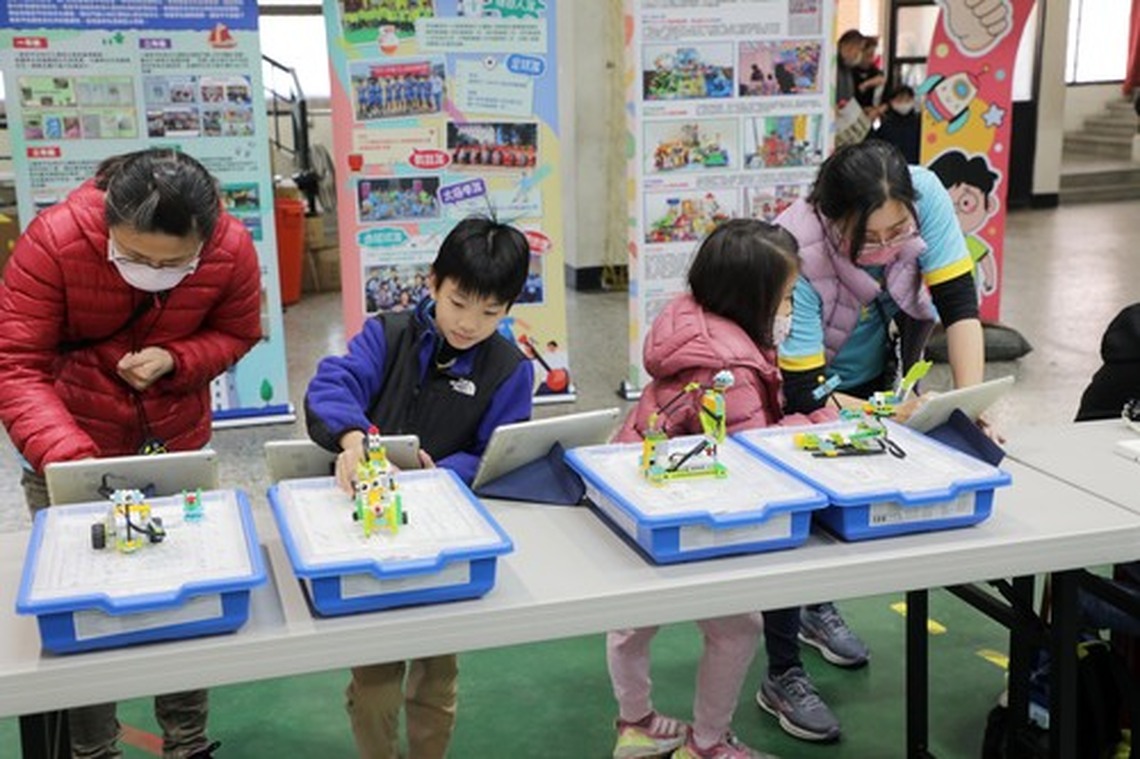 首屆臺南議長盃機器人賽幼童練操控競賽機器車
