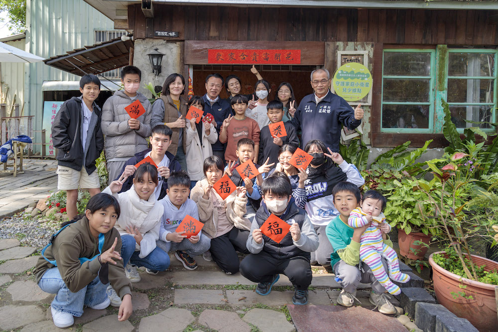 ▲翁章梁縣長到小衛星兒少據點除舊佈新、發紅包與弱勢家庭兒少圍爐迎蛇年。（圖/嘉義縣政府提供）