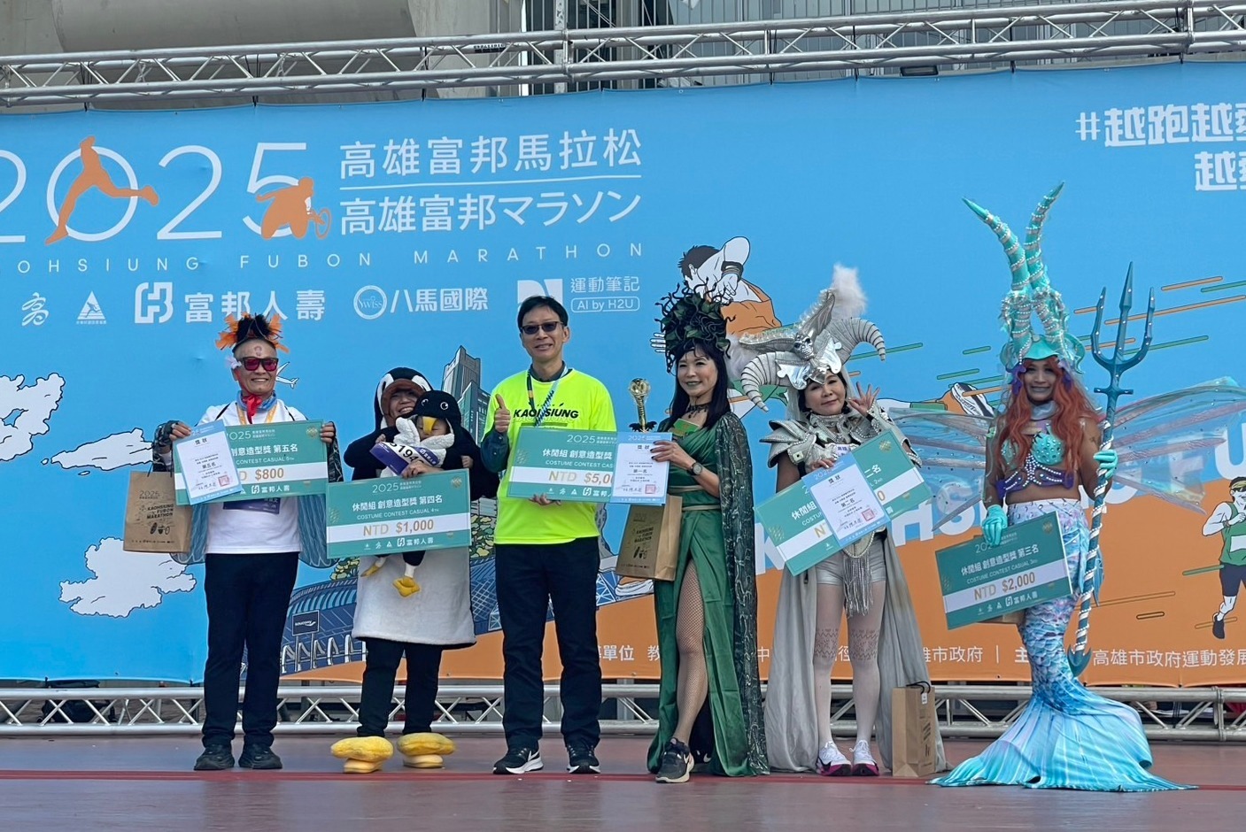 高雄富邦馬拉松登場 陳其邁穿恐龍裝搞笑下場競速 高雄富邦馬拉松登場 陳其邁穿恐龍裝搞笑下場競速