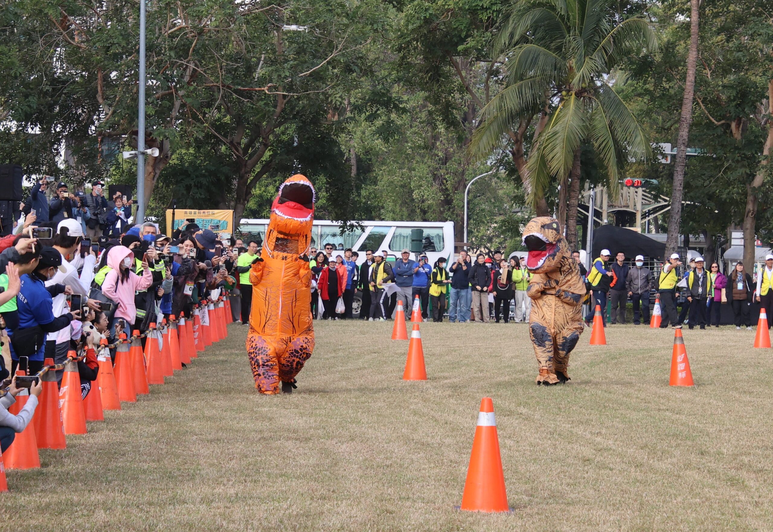 高雄富邦馬拉松登場 陳其邁穿恐龍裝搞笑下場競速 高雄富邦馬拉松登場 陳其邁穿恐龍裝搞笑下場競速