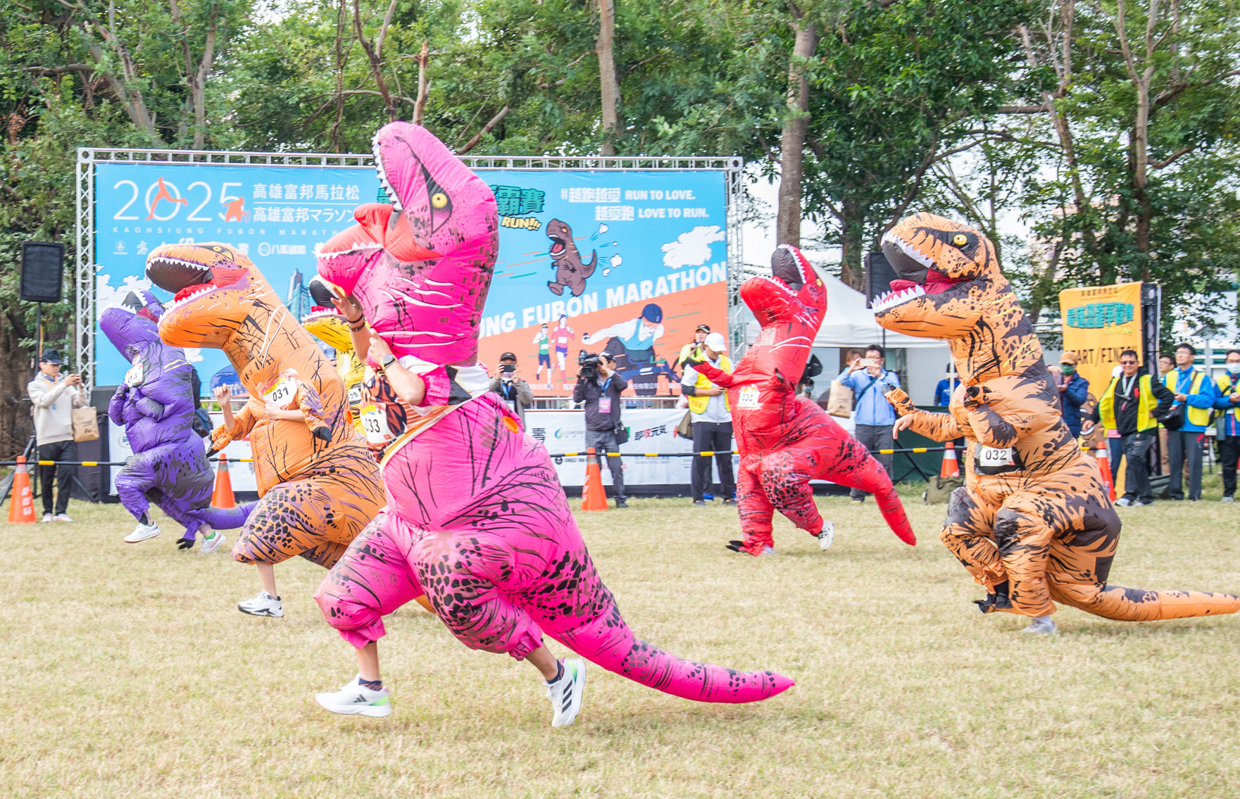 高雄富邦馬拉松登場 陳其邁穿恐龍裝搞笑下場競速 高雄富邦馬拉松登場 陳其邁穿恐龍裝搞笑下場競速