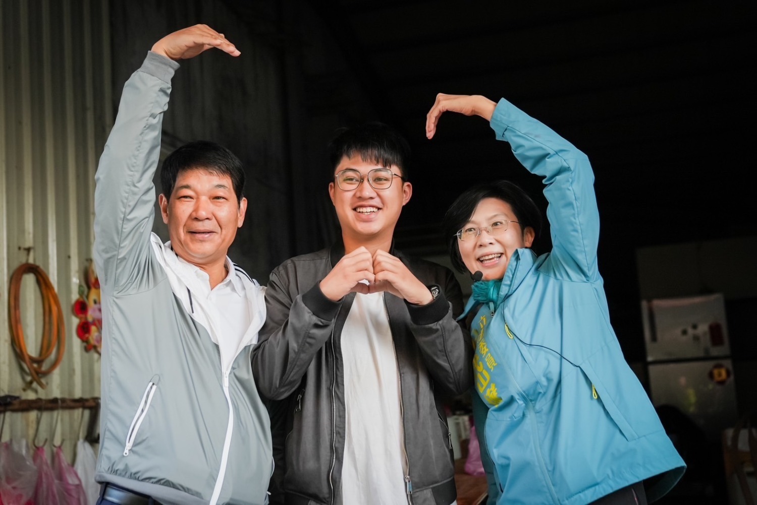 爭取鄉親支持  林岱樺至美濃參與拔蘿蔔活動及到市場與民眾互動