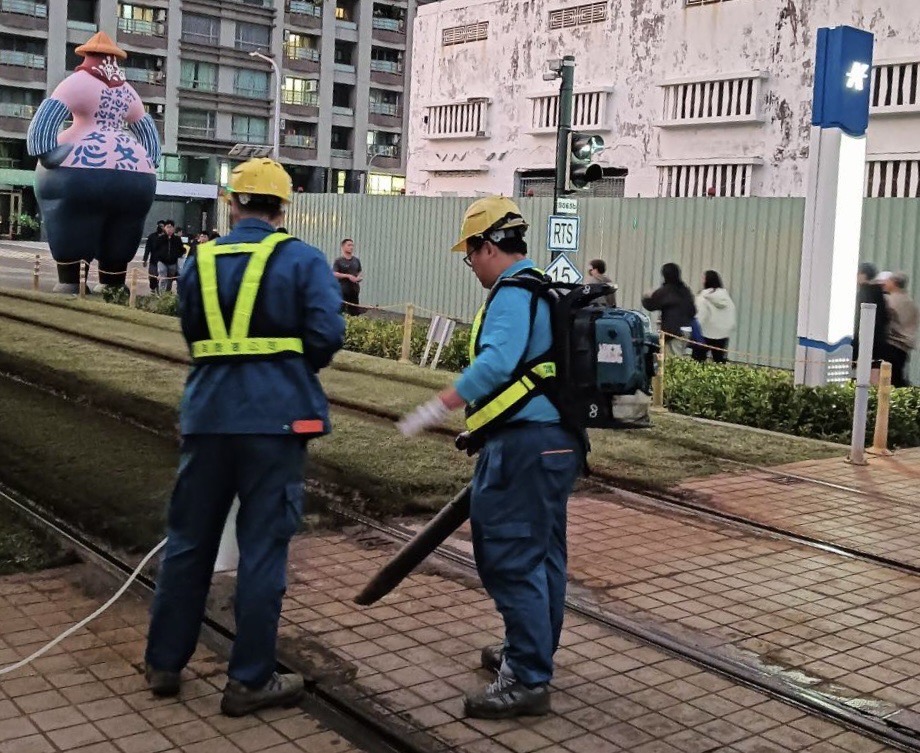 高雄輕軌調整灑水措施改善積水及清潔維護,迎接寒假旅遊潮