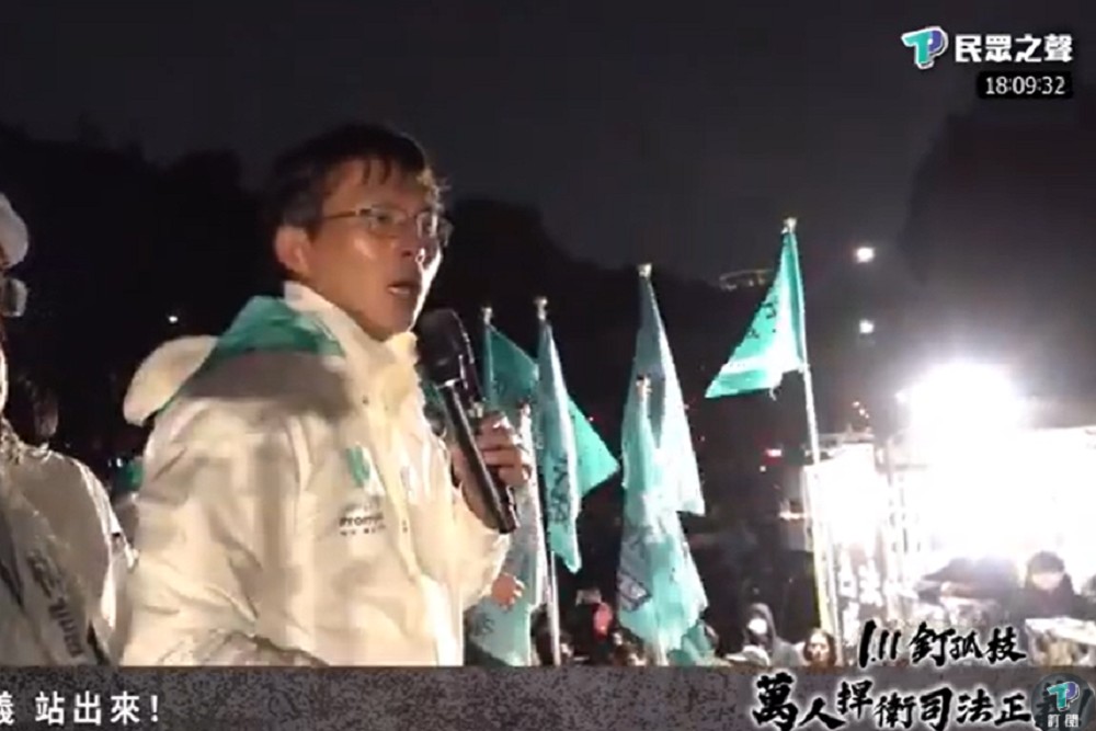 黃國昌一度喊話衝總統官邸 北市警急調警力排「人牆」 236 黃國昌一度喊話衝總統官邸 北市警急調警力排「人牆」 235