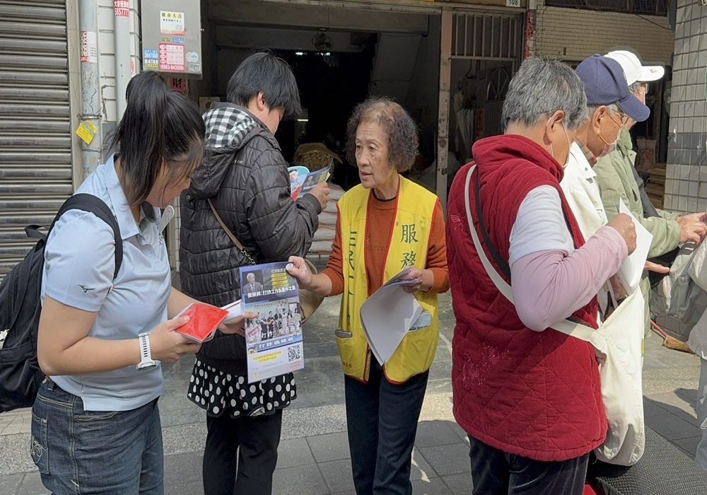 陳其邁年貨大街發紅包 雄警成立機動派出所守護安全 254 248250112a04