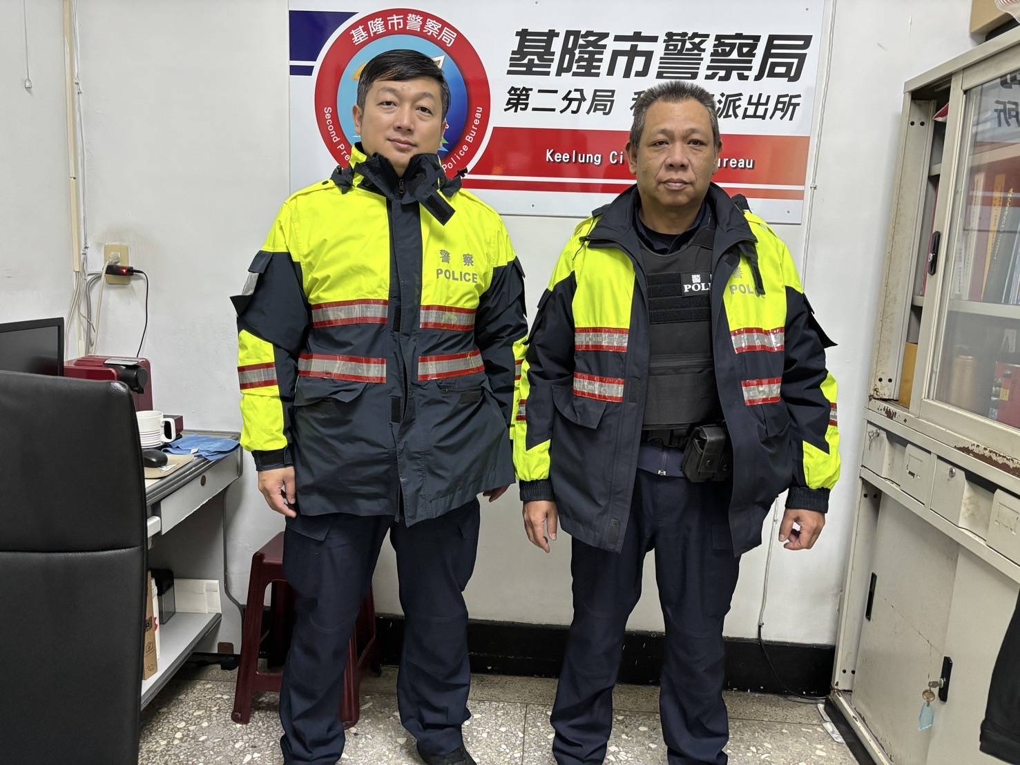 第二分局和一路派出所警員許文明(左)、胡賢士(右)。(記者薛秀蓮翻攝)