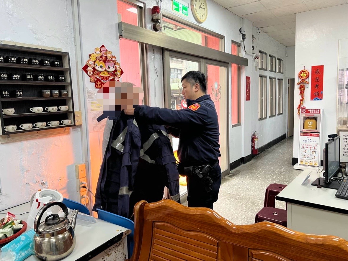 警方提供簡姓老翁餐食與衣物。(記者薛秀蓮翻攝)