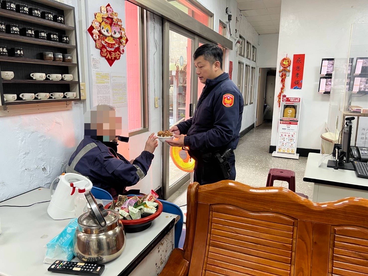 警方提供簡姓老翁餐食與衣物。(記者薛秀蓮翻攝)