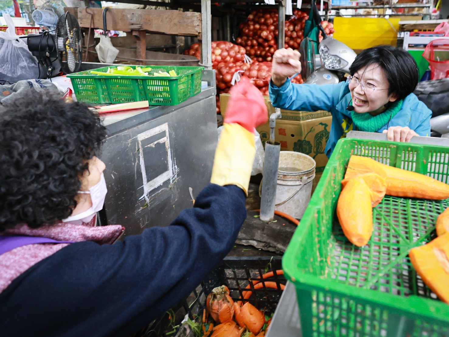 林岱樺用她絕佳的親和力爭取民眾的肯定。(圖\林岱樺國會辦公室)