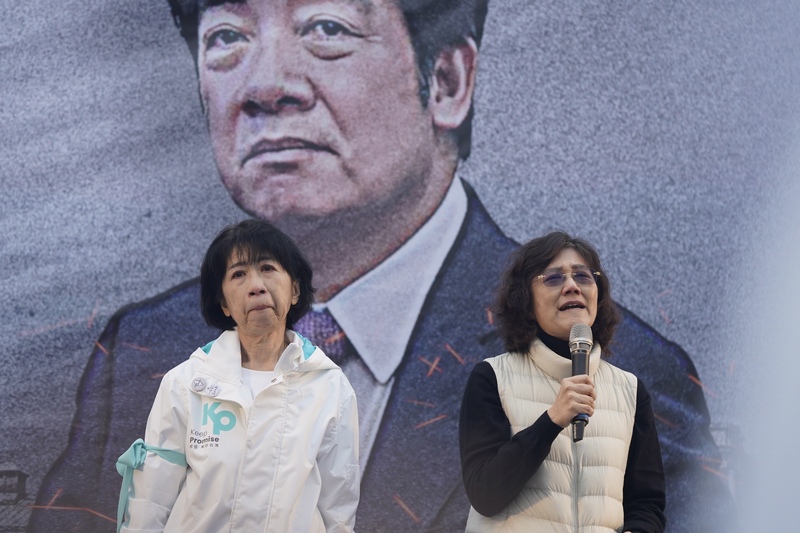 民眾黨11日在自由廣場集會聲援前台北市長柯文哲,柯文哲妻子陳佩琪(左)與柯文哲胞妹柯美蘭(右)同台現身。圖/中央社