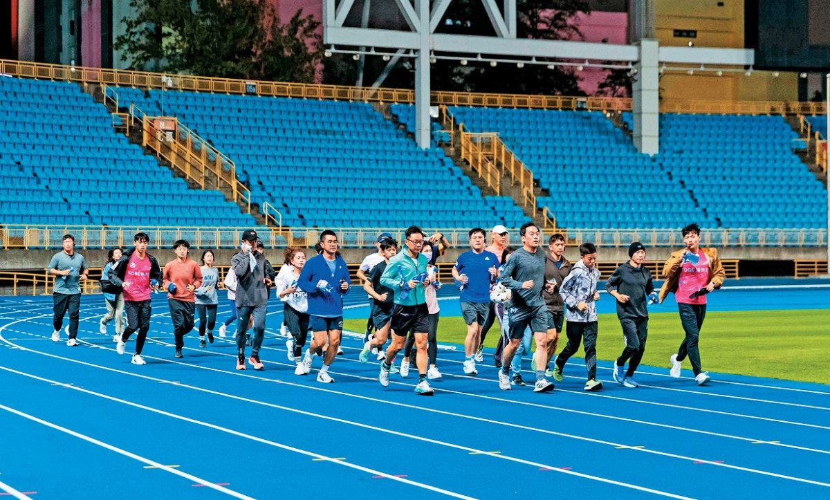 《台北畫刊》介紹臺北優質的運動場地,例如臺北田徑場就是民眾日常運動的好去處。(圖/臺北市體育局)