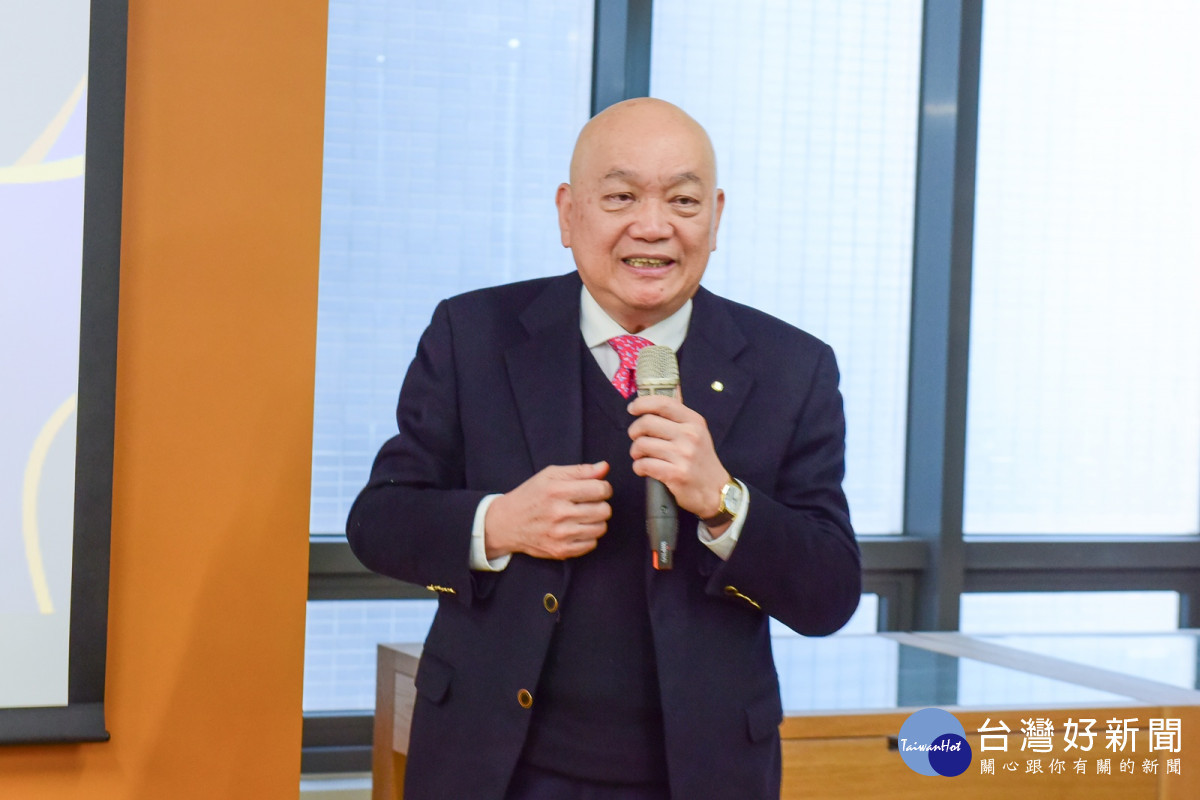 中原大學校友謝炎盛於「半導體檢測實驗室」啟用典禮上致詞。