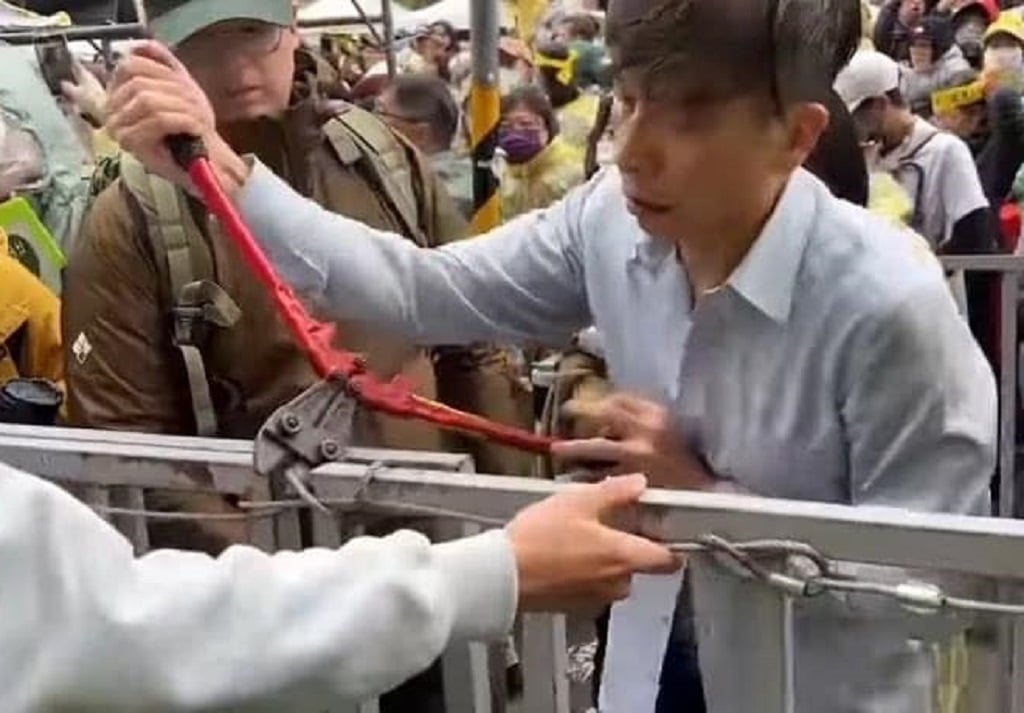 綠委鍾佳濱去年12月持油壓剪破壞立院外鐵馬護欄,法務部證實北檢已分案偵辦。翻攝徐巧芯臉書