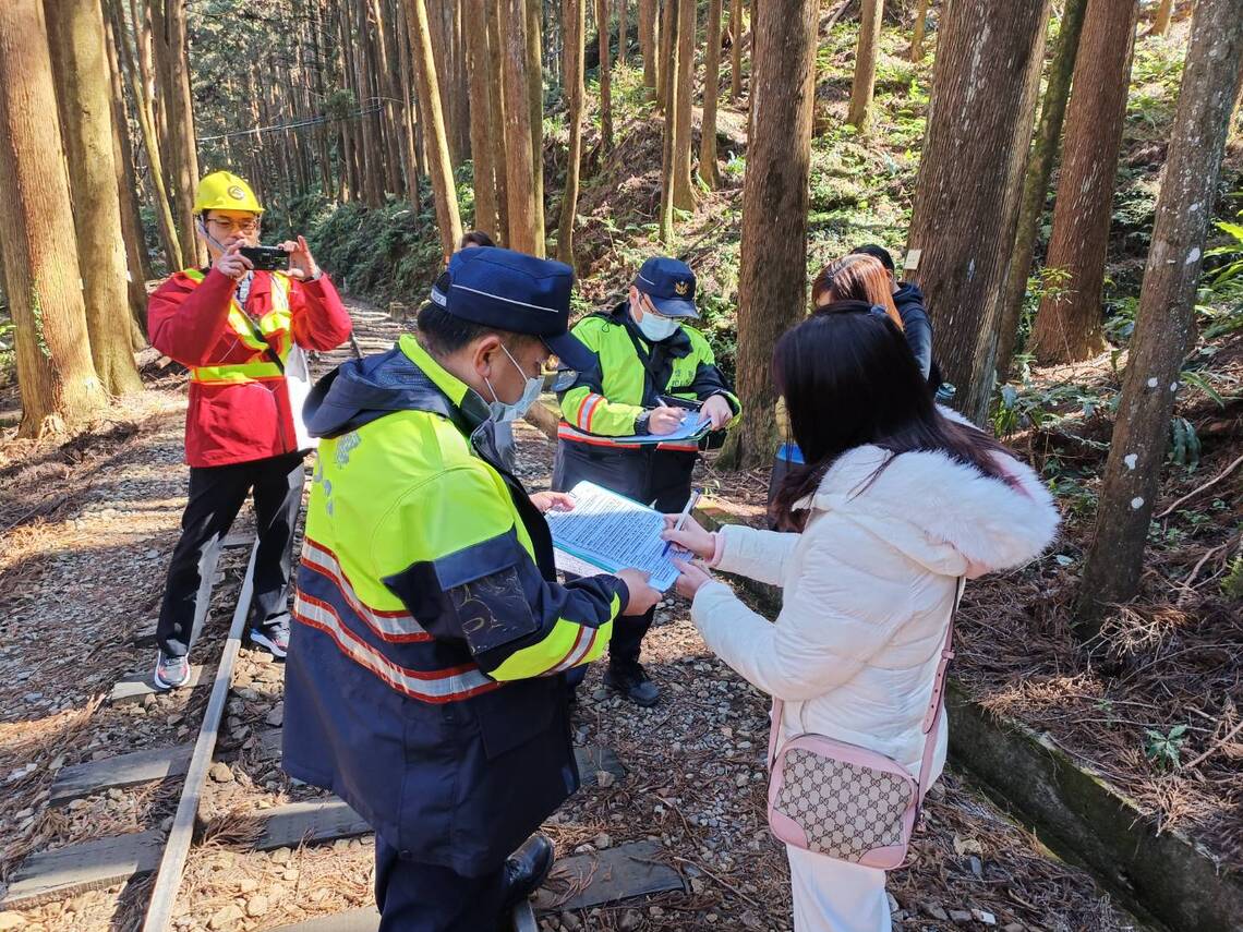 遊客違規行走軌道阿里山鐵路依法裁罰 貪圖方便危險又失荷包