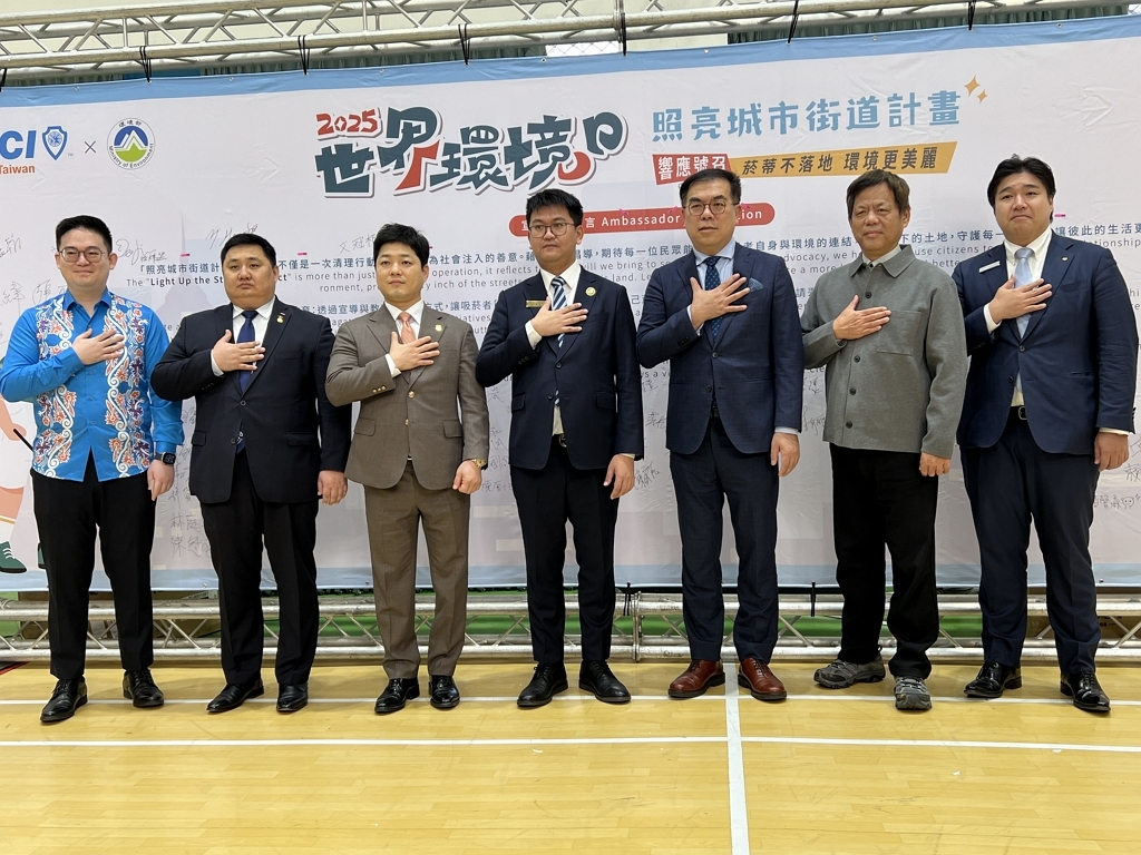 彭啓明部長(右3)及顏署長(右2)與青商會姊妹國簽署背版（圖：環境部環管署）
