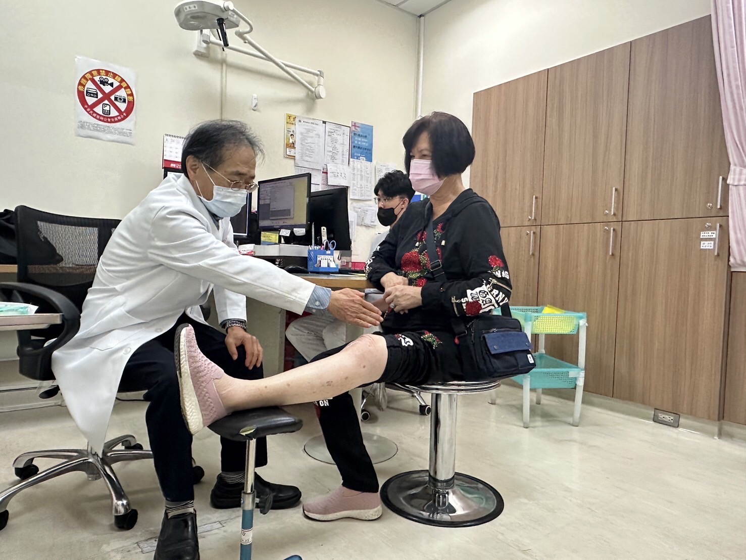 73歲膝關節置換成功 五天出院 擺脫十年疼痛重拾旅遊樂趣