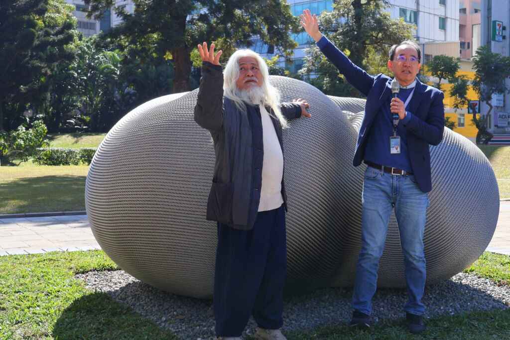 ▲康木祥延續回收材料創作、賦予舊物新生命的核心理念，透過極簡曲線與自然紋理傳遞無聲而強大的美學語言。（國立自然科學博物館提供）
