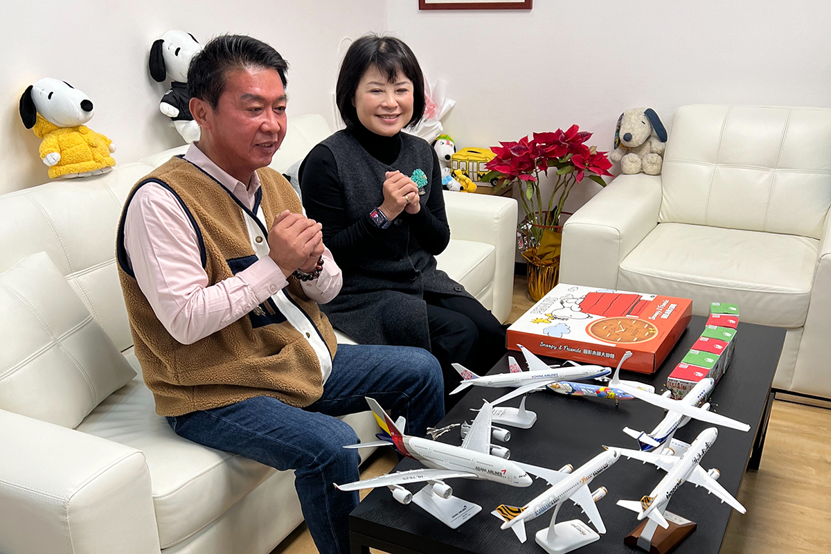 立委許智傑珍藏大公開！SNOOPY、飛機模型亮相過年記者會