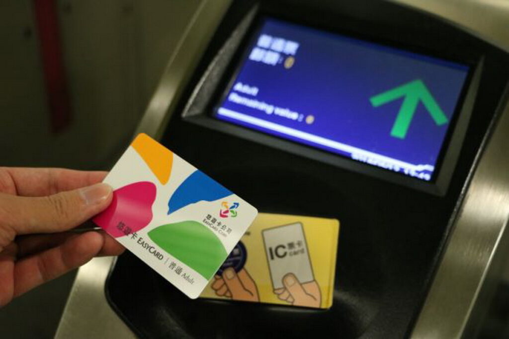 於全盈+PAY APP中「減碳贏家」綁定記名悠遊卡,搭乘共享運具累積減碳紀錄