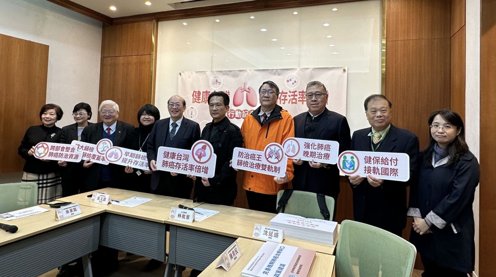 免費肺癌篩檢兩對象「一冷一熱」 醫界發警訊:晚期肺癌仍居高不下! 218 免費肺癌篩檢兩對象「一冷一熱」 醫界發警訊:晚期肺癌仍居高不下! 217