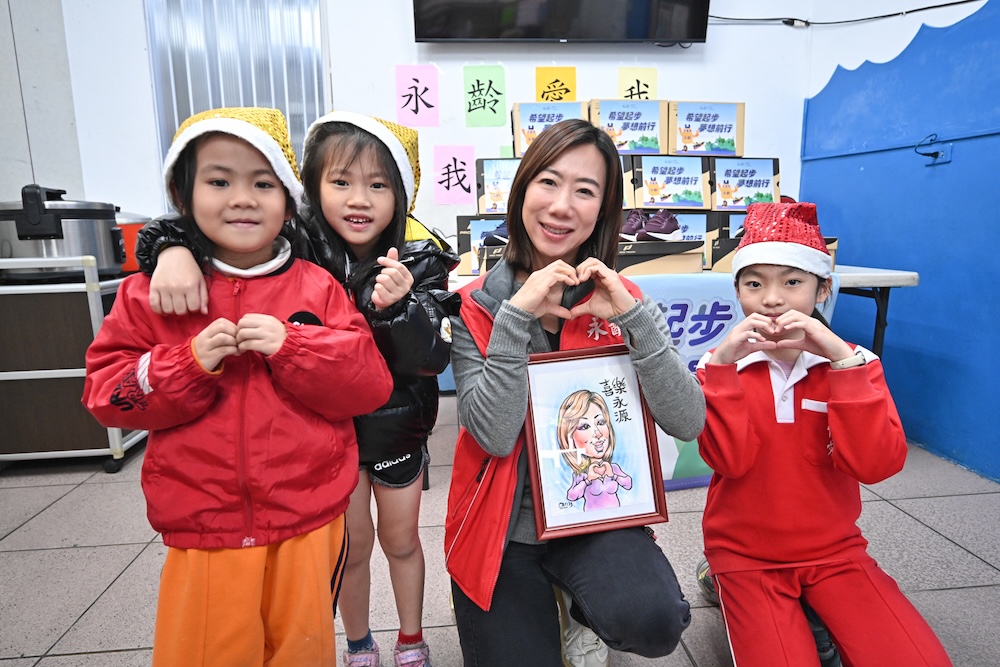 千雙球鞋贈弱勢兒 永齡基金會寒冬送暖心新年禮 190 cnews124250113a12
