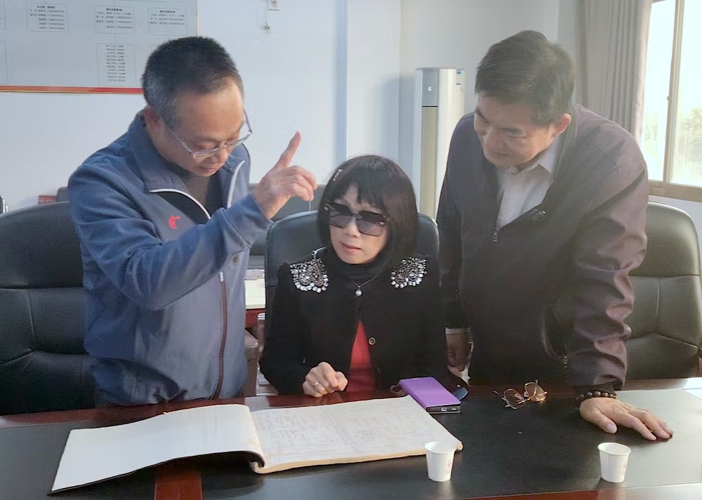 赴中國泉州尋根 劉氏源流文化研究學會劉燈鐘與宗親對接族譜 202 cnews124250113a17