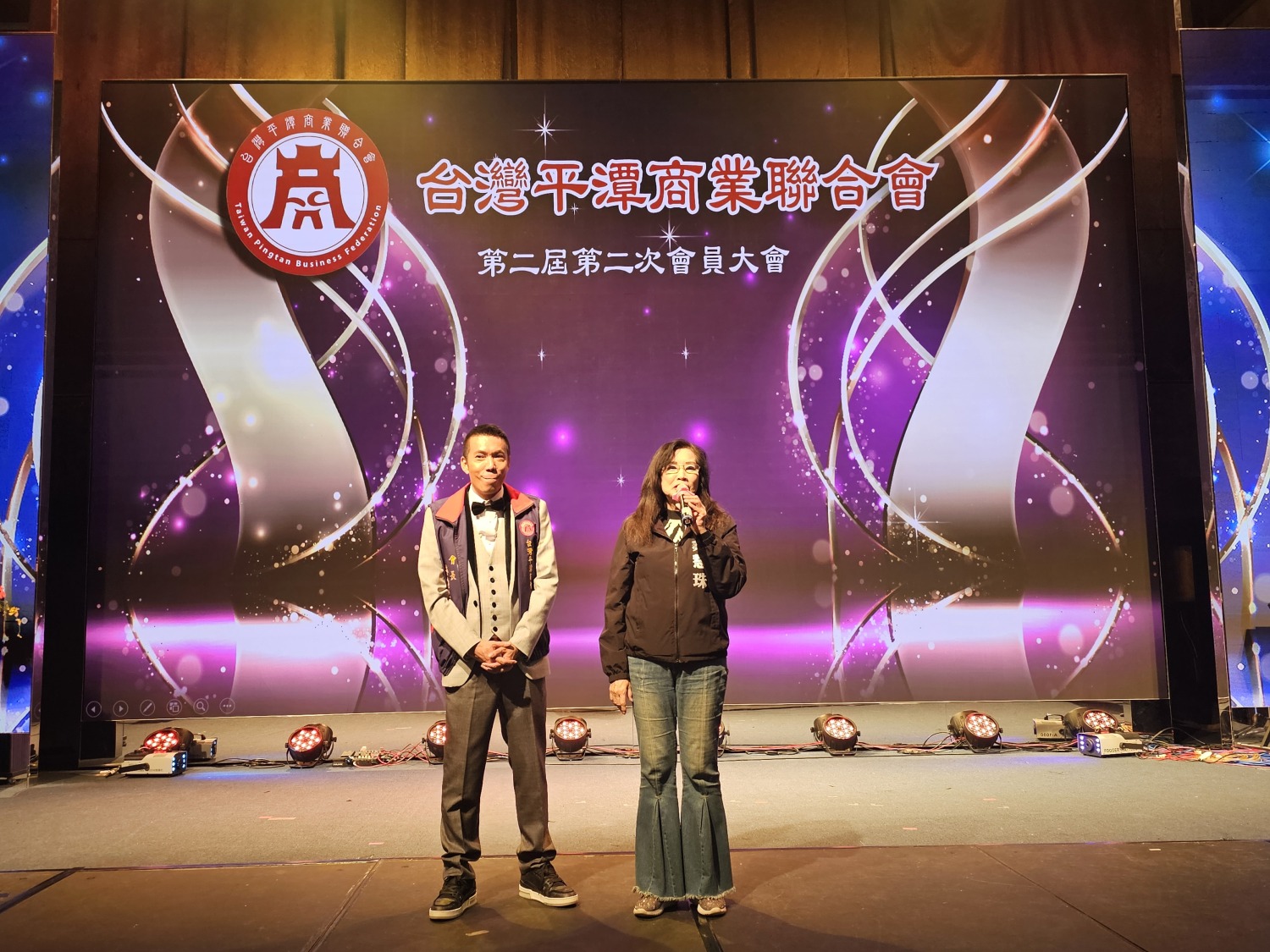 市議員秦慧珠(圖右)看到林傳忠會長(圖左)一路走來的堅持及平潭商業聯合會的茁壯表示非常感動。 (圖/記者 黃荷琇攝 )