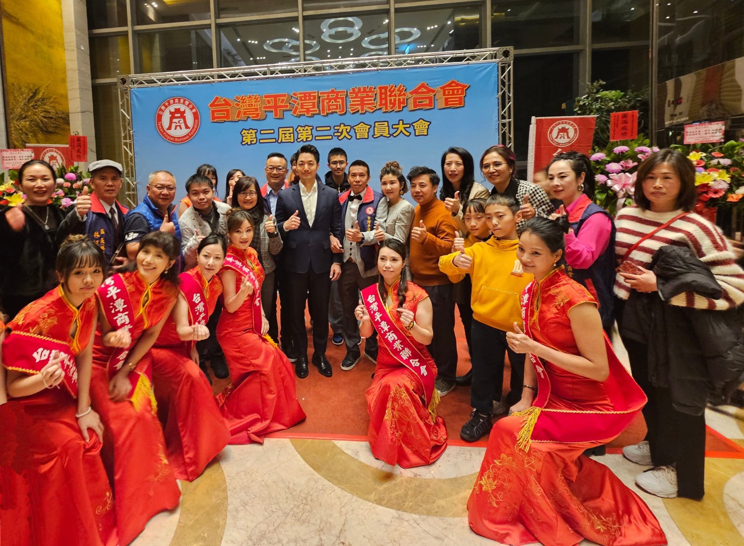 台北市長蔣萬安蒞臨會場,受到民眾熱烈歡迎與爭相合影。(圖/記者 黃荷琇攝)
