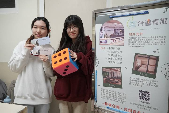 學生在中華青旅成果展建立自信,藉由設計遊戲讓民眾認識青旅。(圖/記者黃溎芬翻攝)