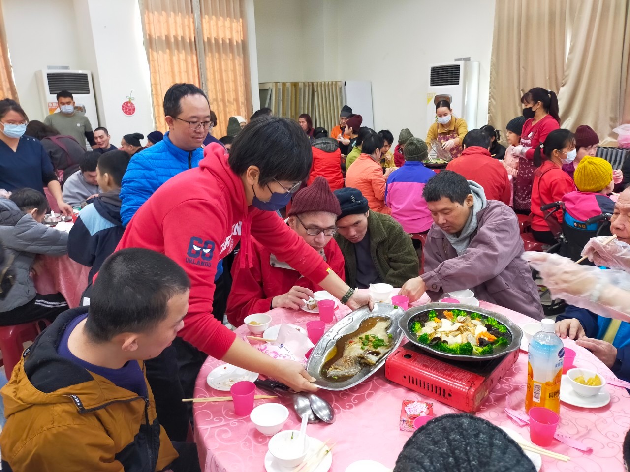 喜願家園圍爐饗宴傳遞溫暖與關愛 金手獎樂團表演增添年節氣氛 - https://www.watchmedia01.com