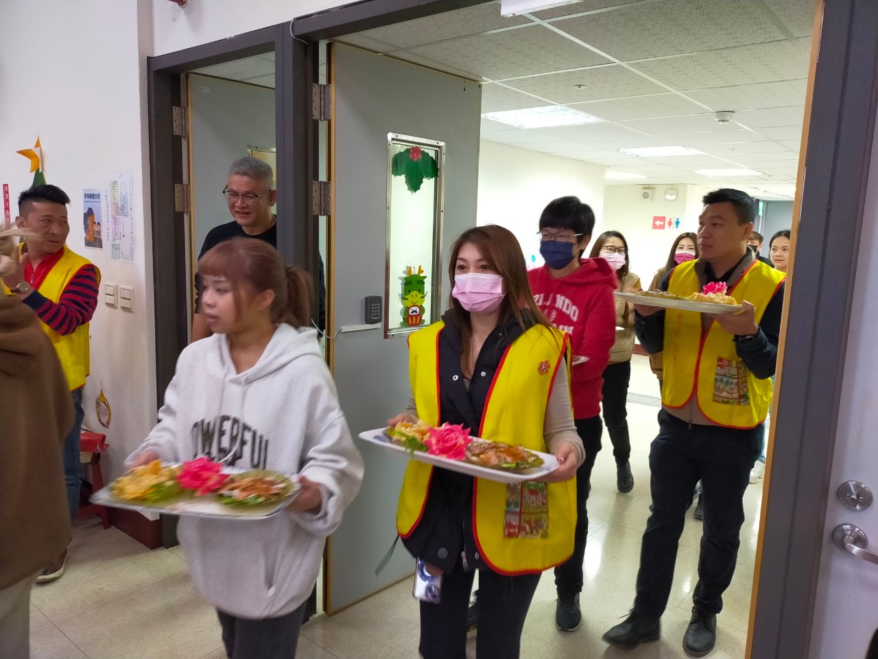 喜願家園圍爐饗宴傳遞溫暖與關愛 金手獎樂團表演增添年節氣氛 - https://www.watchmedia01.com